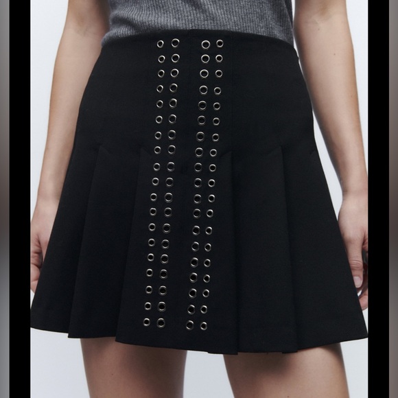 Zara metallic ring eyelets detail pleated mini skirt - Picture 2 of 12